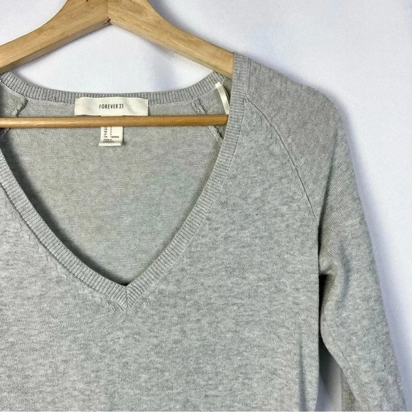 Forever 21 Light Gray V-Neck Pullover Fitted Sweater S - Picture 3 of 4
